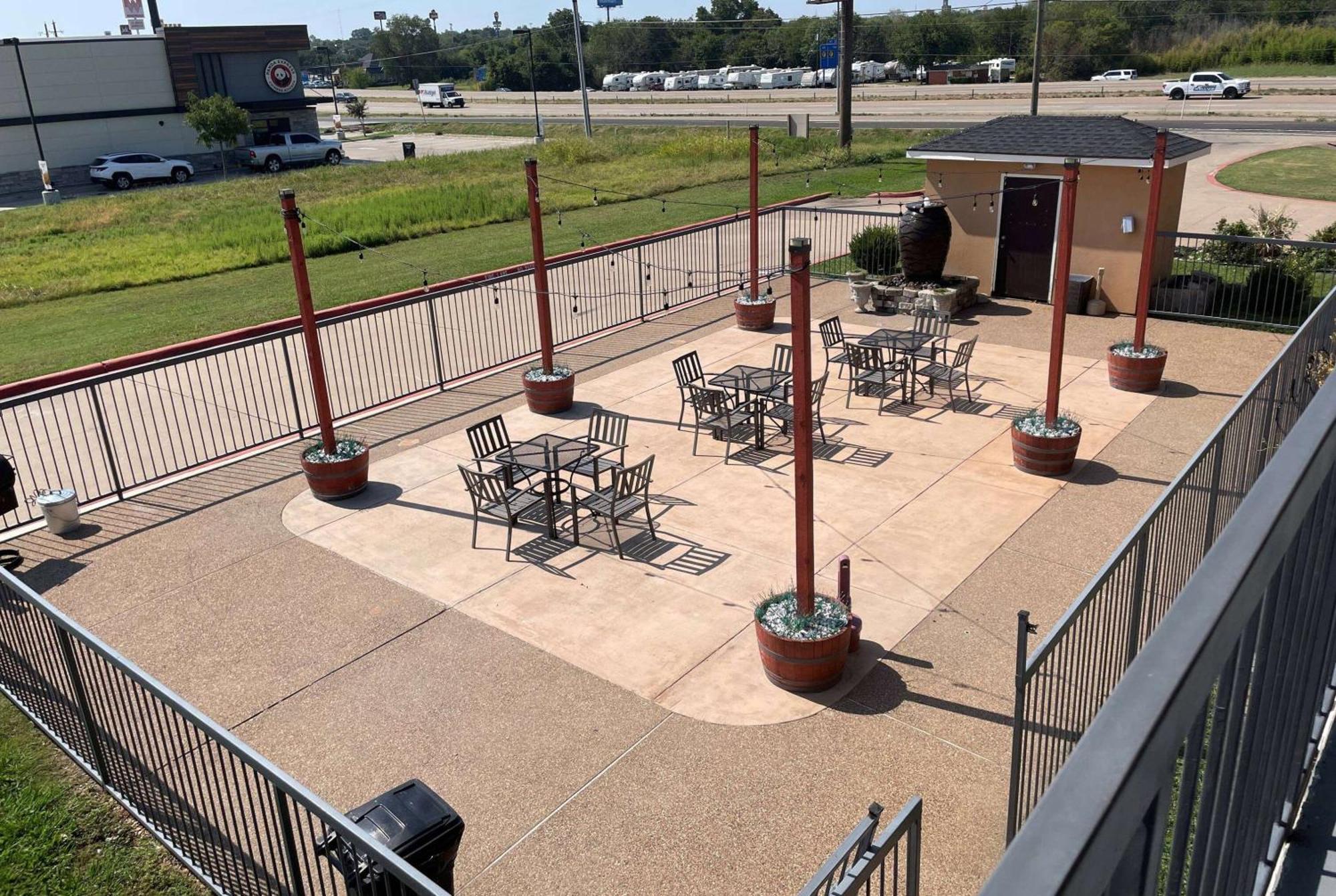 Days Inn By Wyndham Ennis Exterior foto